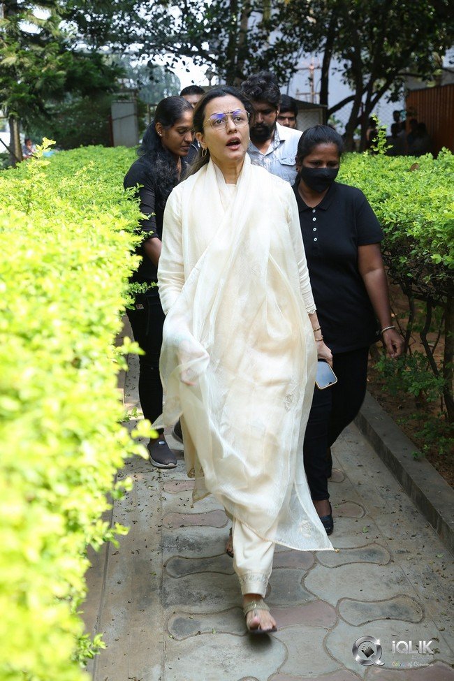 Celebrities-pay-homage-to-superstar-Krishna